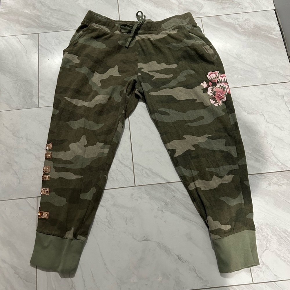 Vs pink limited edition camo rose gold sequins and pink hibiscus 🌺 flower size L
